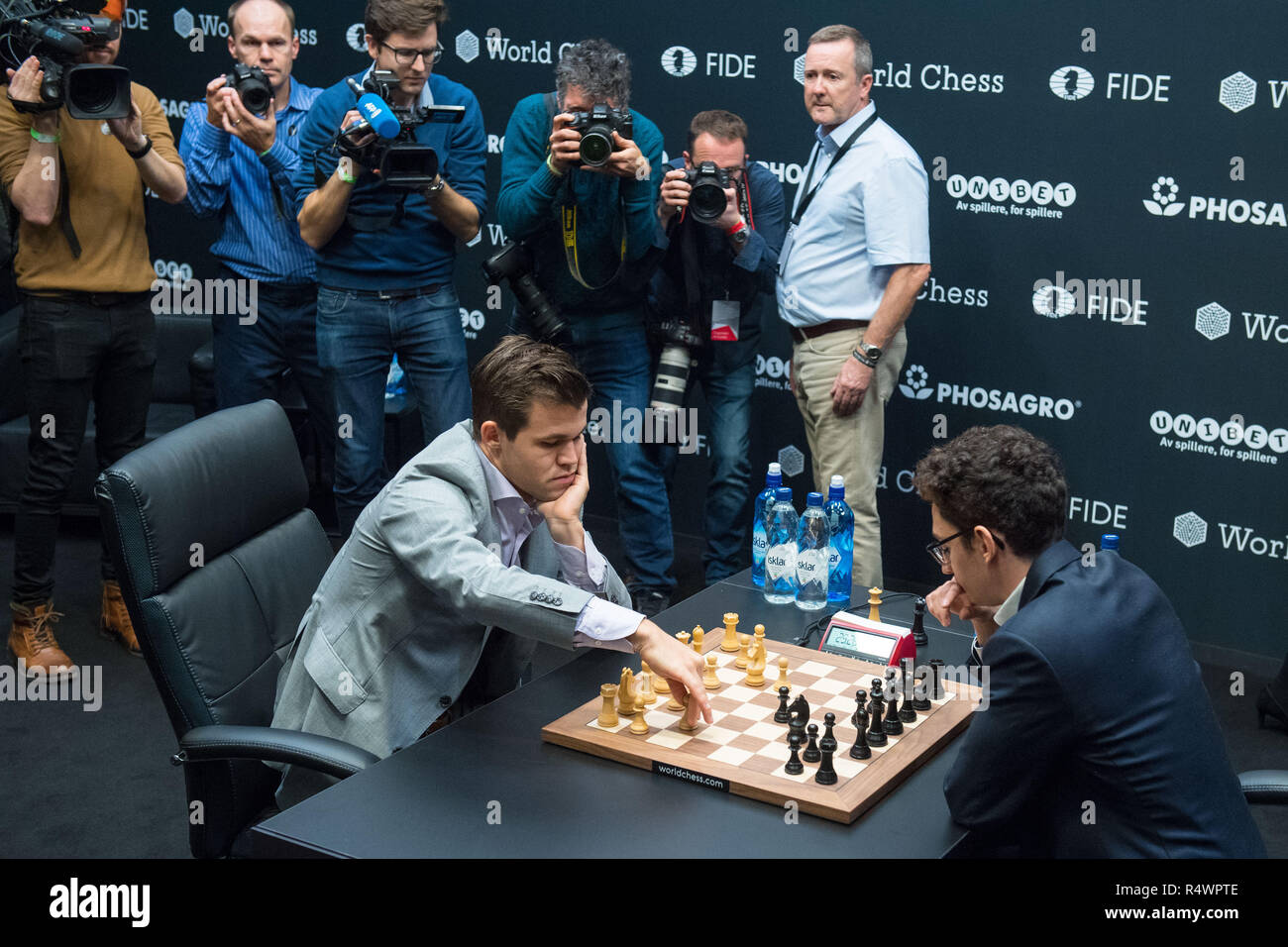 El actual campeón noruego Magnus Carlson (izquierda) y el challenger norteamericano Fabiano Caruana durante su tie-break partidos en el Campeonato Mundial de Ajedrez de FIDE coinciden, en el colegio, en Holborn, Londres. Foto de stock
