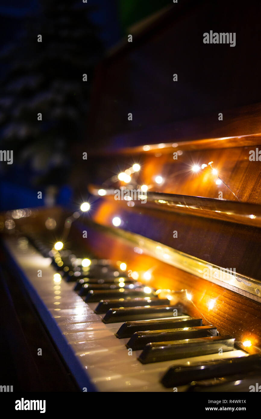 Piano teclado iluminado con luces de Navidad. Música romántica antecedentes  Fotografía de stock - Alamy