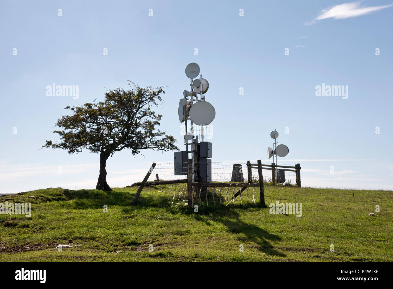 Mástil de telecomunicaciones y platos en la cima de una colina, el Betchcott Hills, el Long Mynd cerca todos Stretton, Shropshire, RU Foto de stock