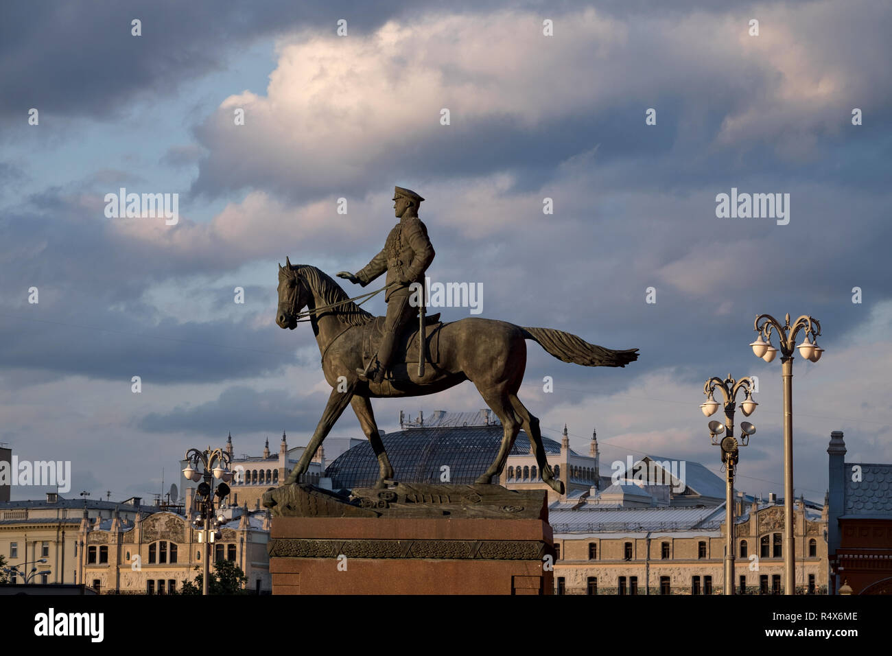 Estatua del Mariscal Zhukov a caballo en Moscú, Rusia Foto de stock