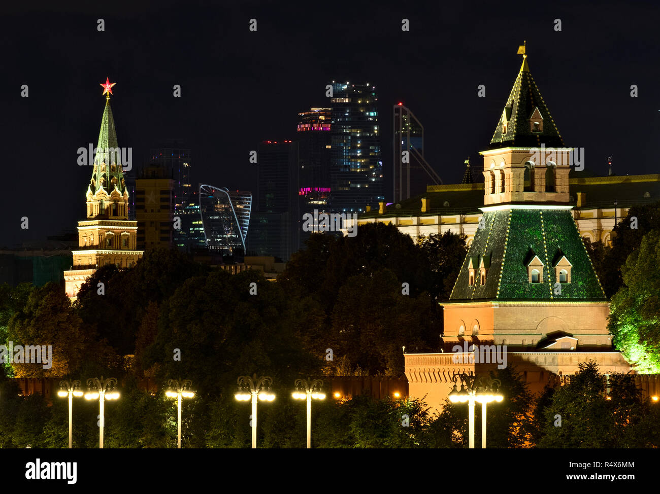 Escena nocturna con el Kremlin y rascacielos en Moscú, Rusia Foto de stock
