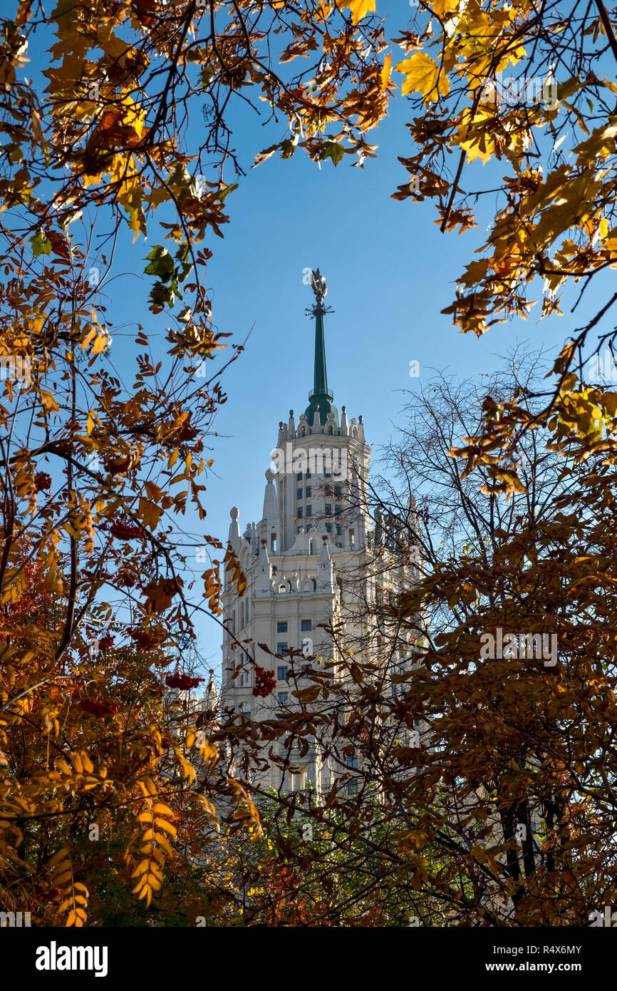 El chapitel de Kotelnicheskaya Embankment edificio entre las hojas de otoño en Moscú, Rusia Foto de stock