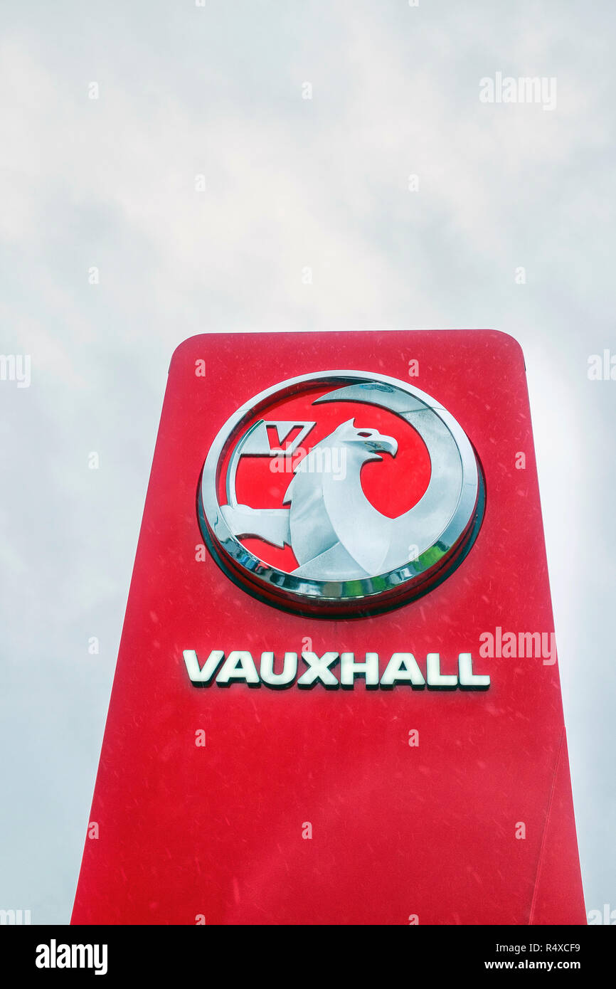 Concesionario de automóviles Vauxhall signo externo o un logotipo en la explanada, aislados contra el cielo azul UK Foto de stock