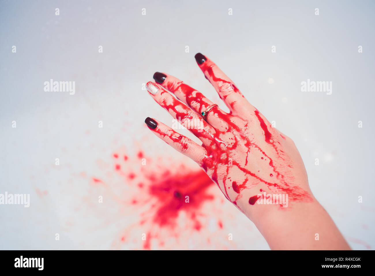 Mano en sangre sobre un fondo blanco. Foto de stock