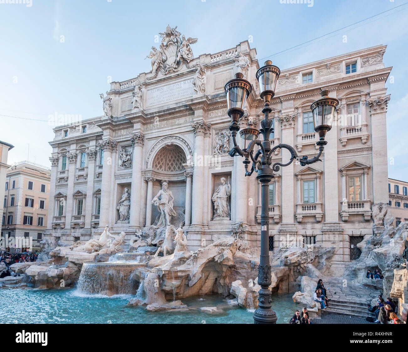 Fontana de Trevi Roma Italia construido por Nicola Salvi y Giuseppe Pannini y está basado en parte en los primeros diseños de Bernini. Foto de stock