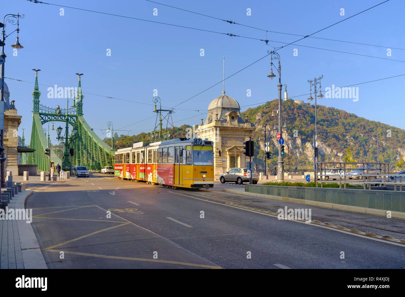 Tranvía cruzando Szabadság híd - independencia o libertad Puente en Budapest Foto de stock