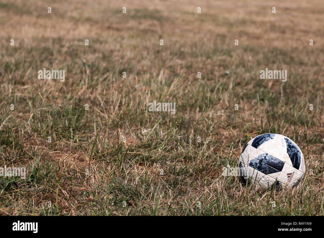 Fútbol perdido durante el verano de 2018 Foto de stock