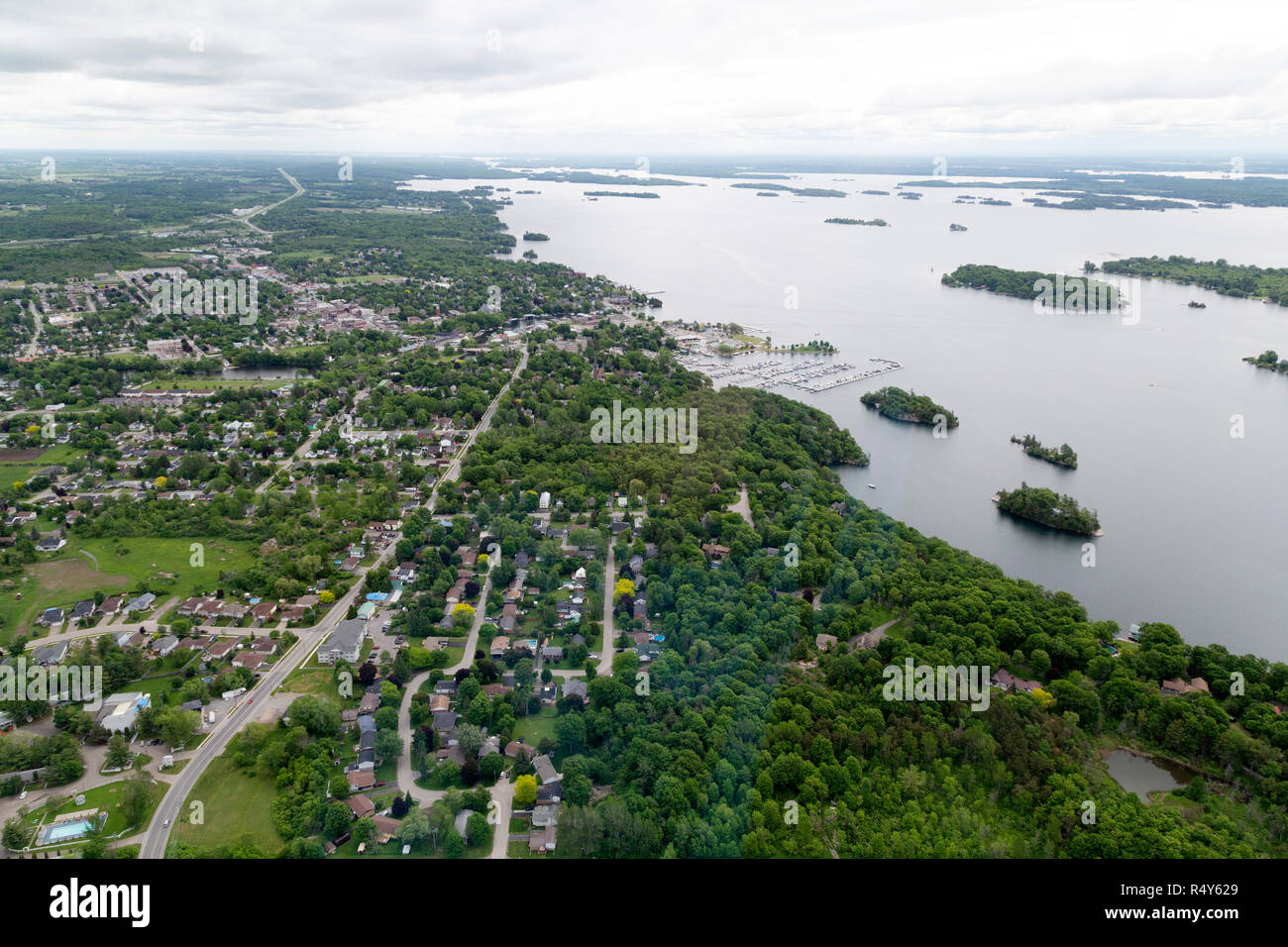 Vista aérea de Gananoque en Ontario, Canadá. La ciudad es considerada como una puerta de entrada a la región de Mil Islas, en la frontera de los EE.UU. y Canadá. Foto de stock