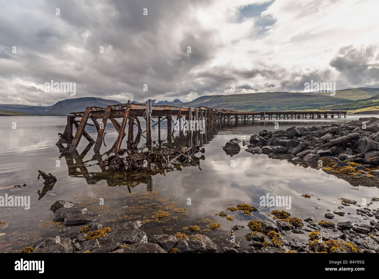 Los restos de un muelle construido durante la segunda guerra mundial por la  Marina de los Estados Unidos, en Hvalfjordur, ion los fiordos del oeste de  Islandia Fotografía de stock - Alamy