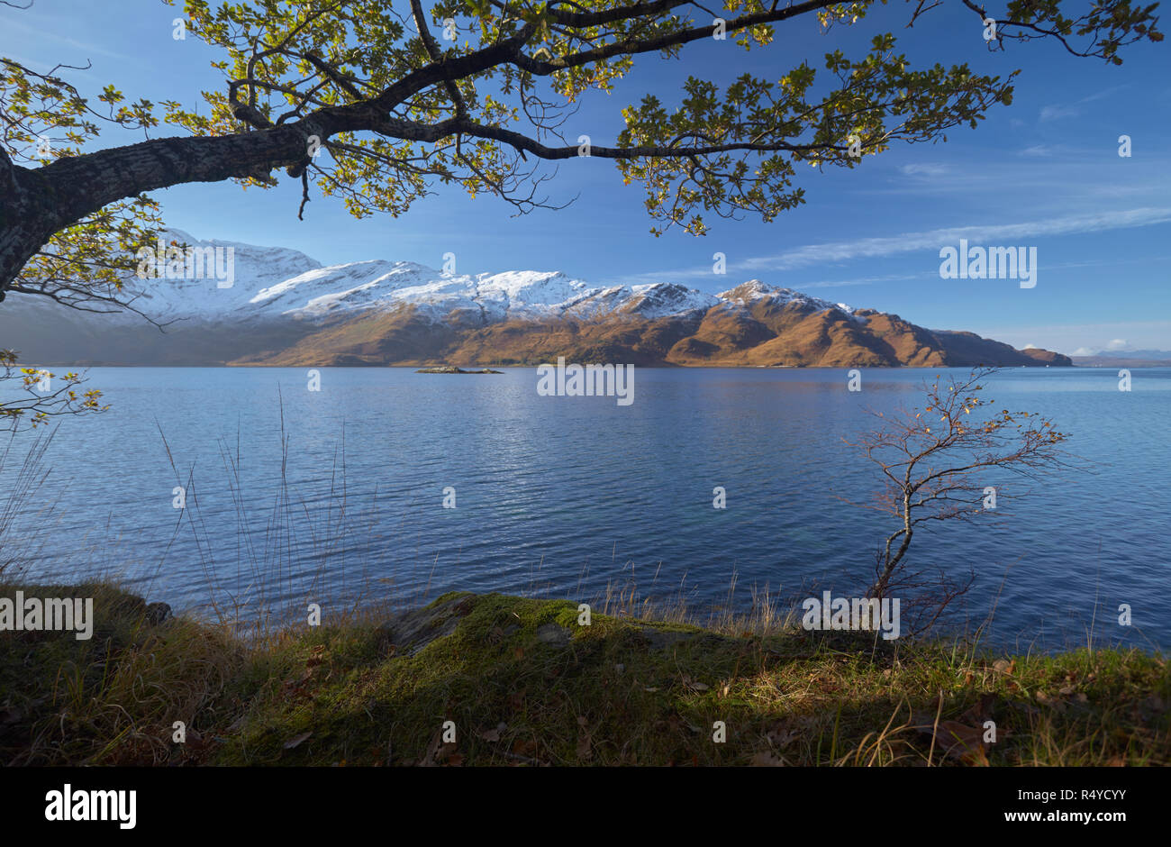Paisaje escocés con vista de Ladhar Bheinn y Loch Hourn Foto de stock