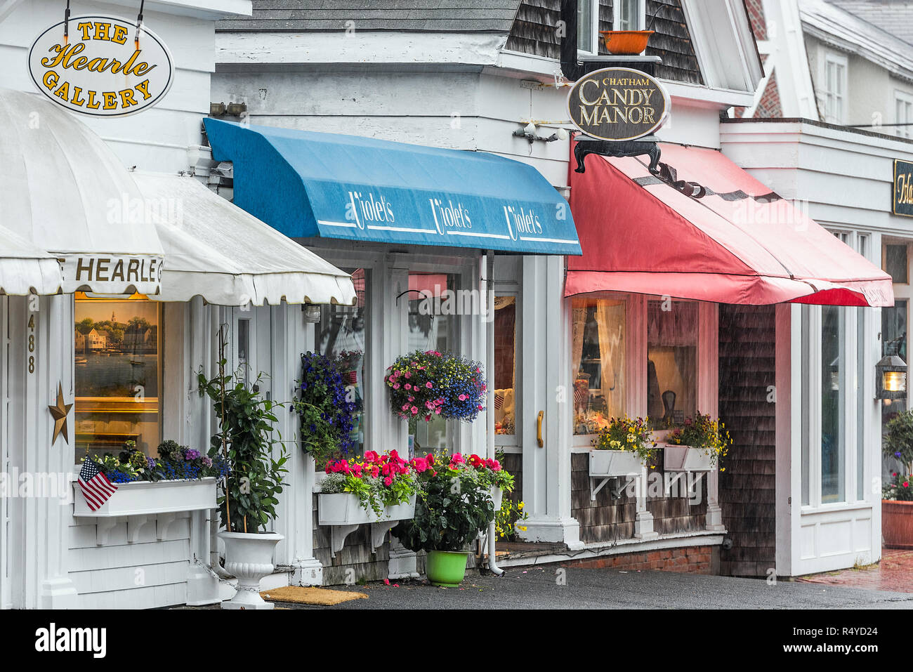 Las encantadoras tiendas de la calle Main Street, Chatham, en Cape Cod, Massachusetts, EE.UU. Foto de stock