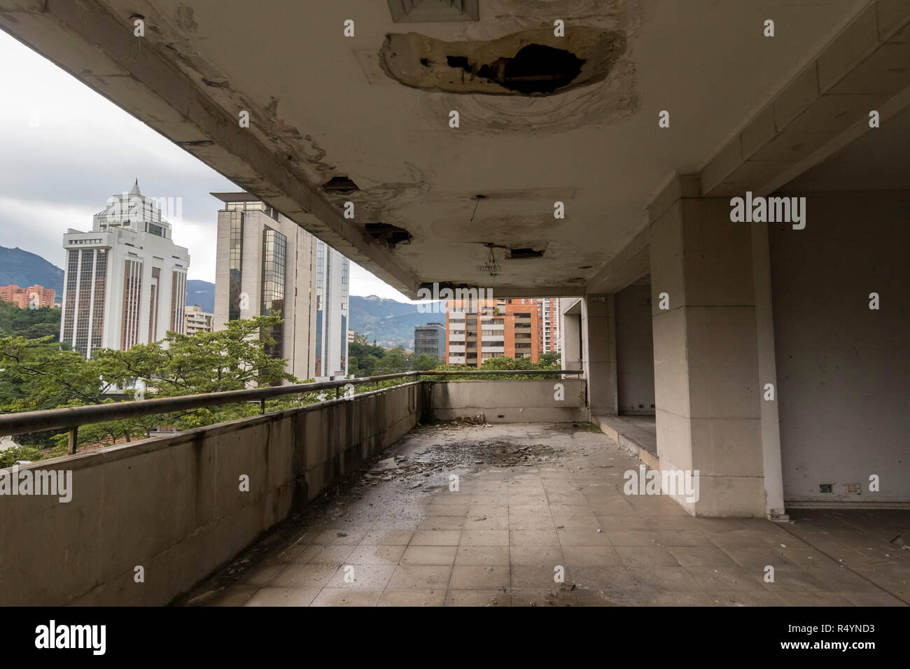21 de noviembre de 2018, Colombia, Medellín: Ver en el balcón del edificio  Mónaco, antigua residencia del jefe de la droga Pablo Escobar. Una bomba  explotó allí en 1998. Escobar se escapó
