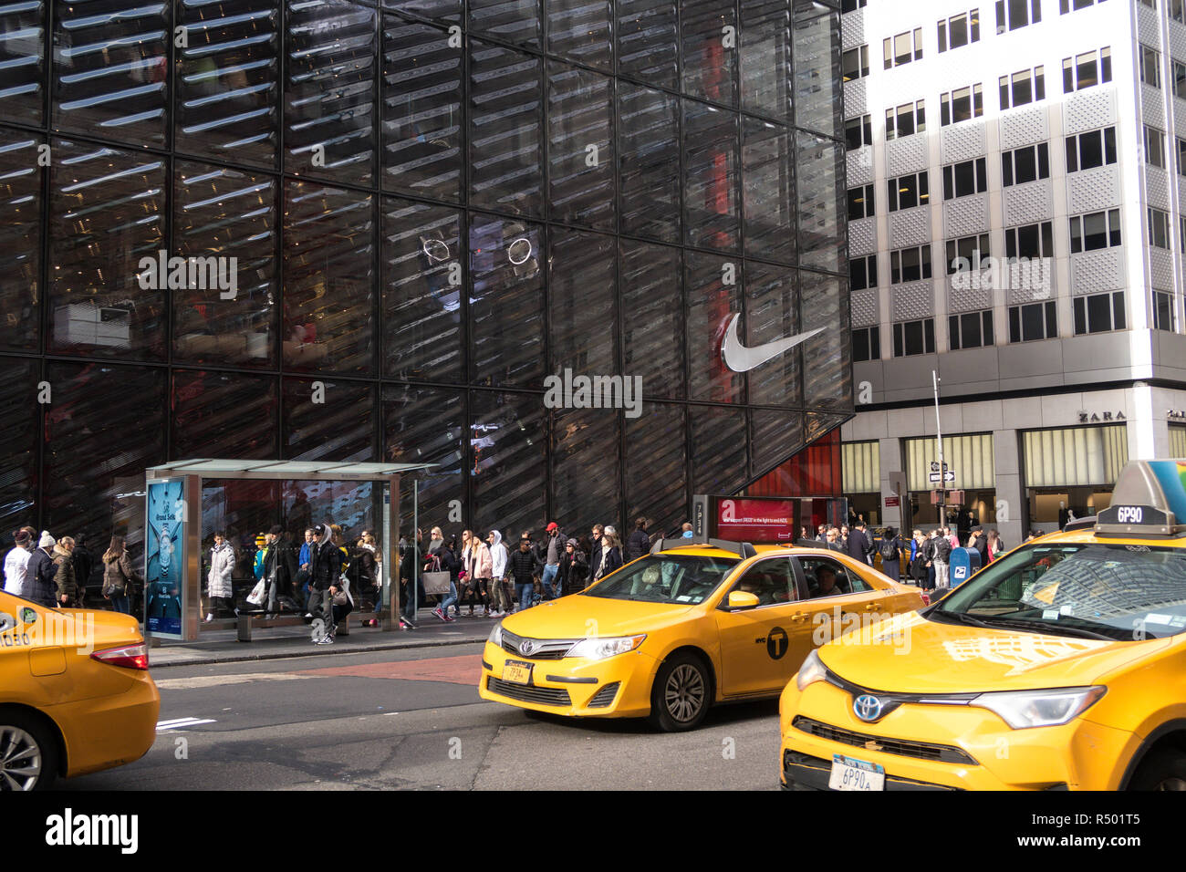 entusiasmo Comida sana Sin lugar a dudas El logotipo de Nike en el escaparate de la Quinta Avenida, Manhattan, Ciudad  de Nueva York, EE.UU Fotografía de stock - Alamy