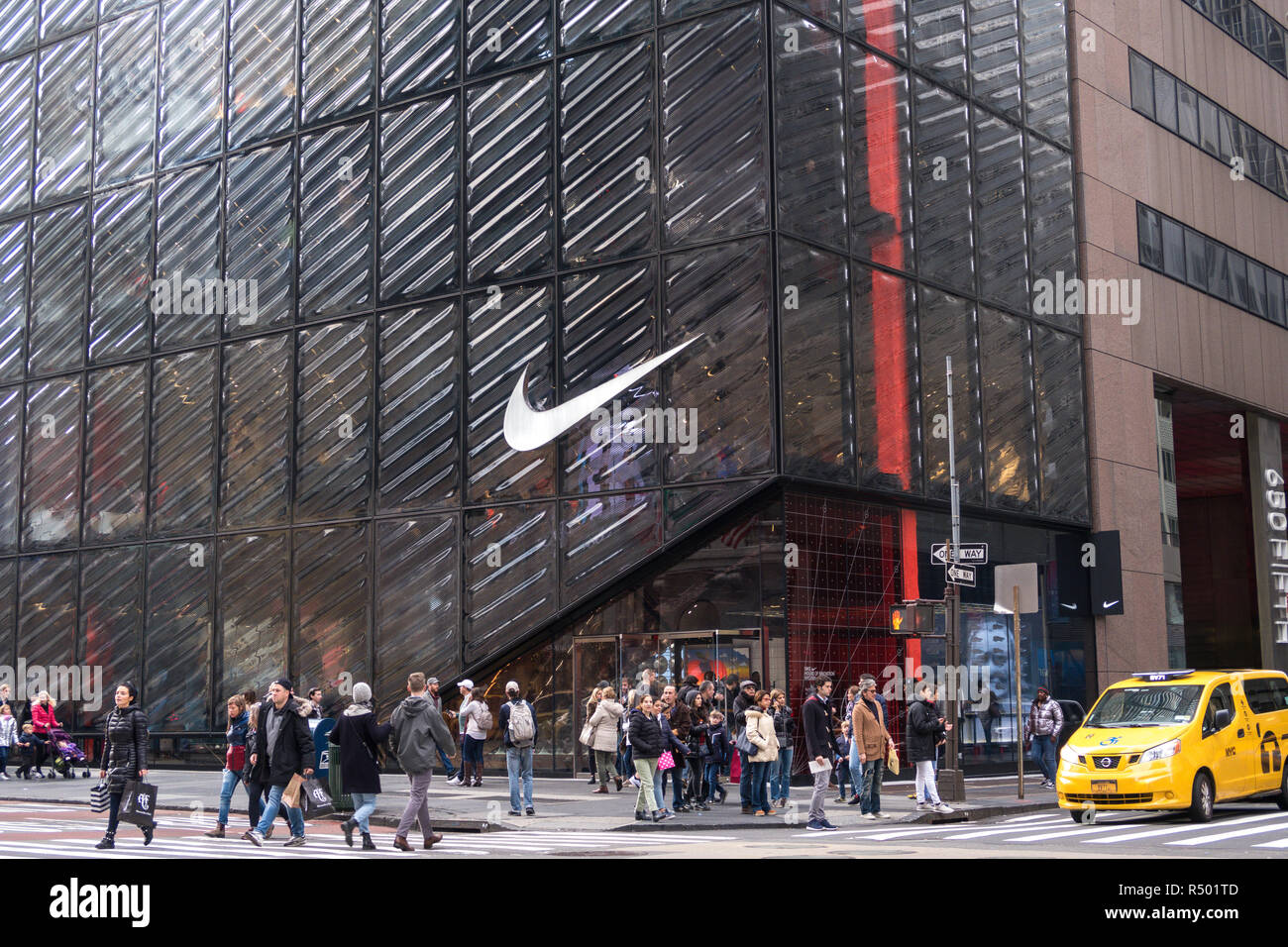 Medio Ambicioso étnico El logotipo de Nike en el escaparate de la Quinta Avenida, Manhattan,  Ciudad de Nueva York, EE.UU Fotografía de stock - Alamy