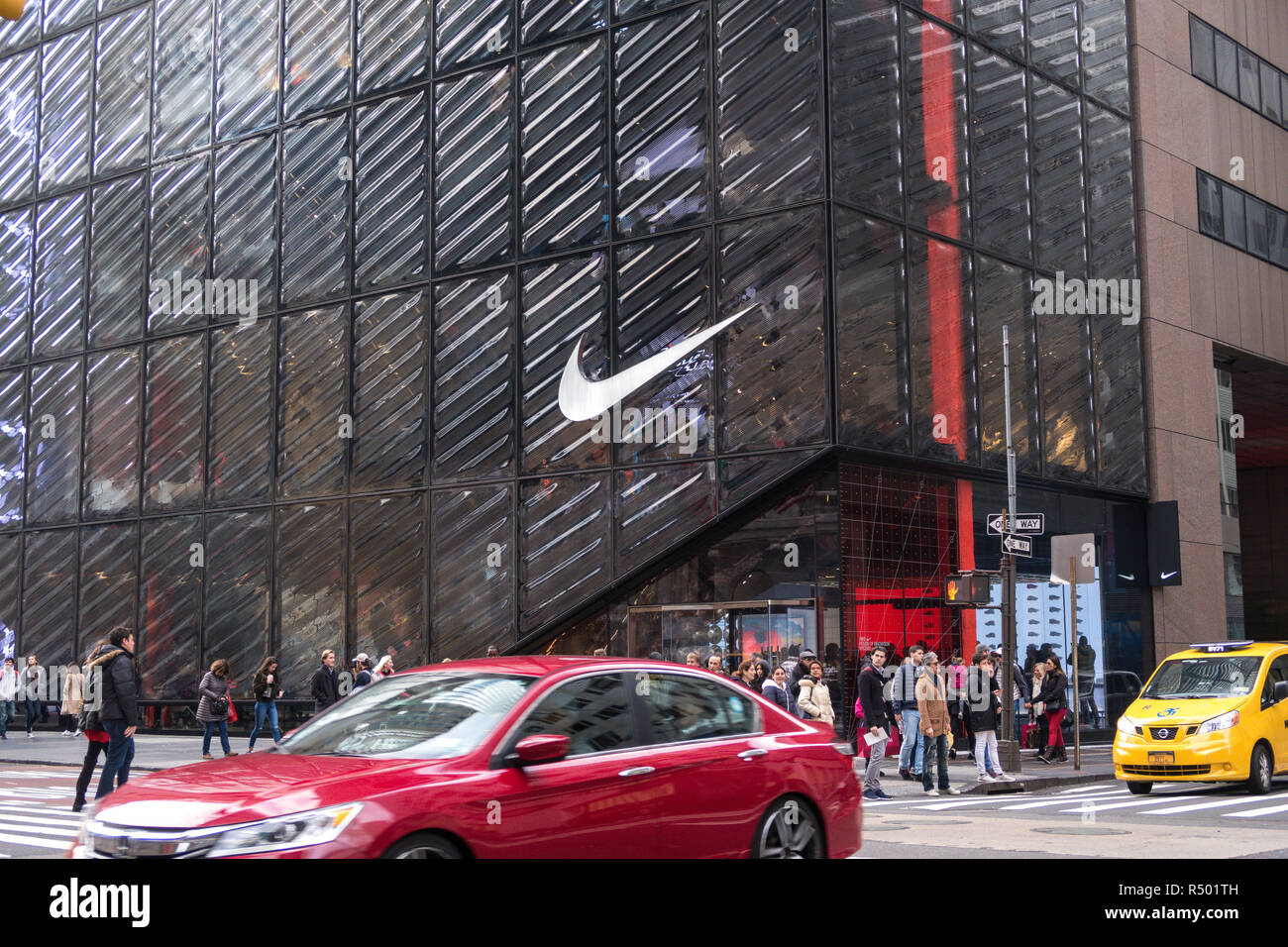 El logotipo de Nike en el escaparate de la Quinta Avenida, Manhattan,  Ciudad de Nueva York, EE.UU Fotografía de stock - Alamy