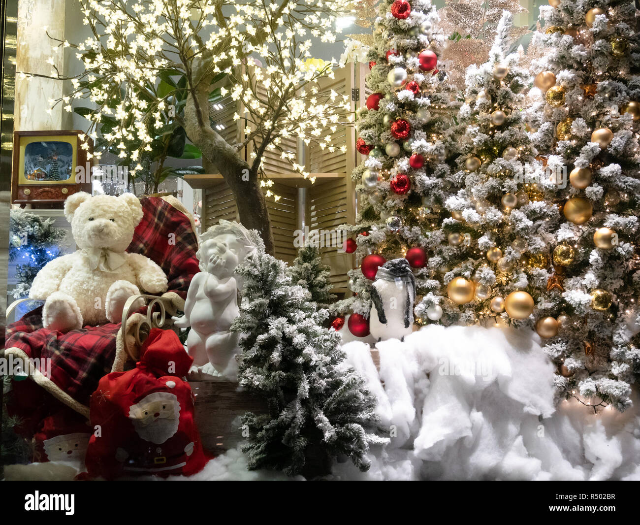 Los árboles de Navidad decorados y oso polar blanco sobre una silla  Fotografía de stock - Alamy