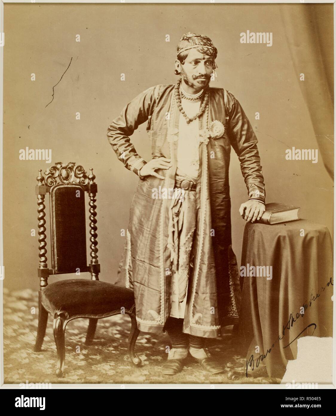 Retrato de estudio de Ram Singh, el Maharajá de Jaipur (d.1880). La India,  Jaipur, Rajasthan, c.1877. Fuente: Foto 99/(31). Autor: Bourne y Pastor  Fotografía de stock - Alamy