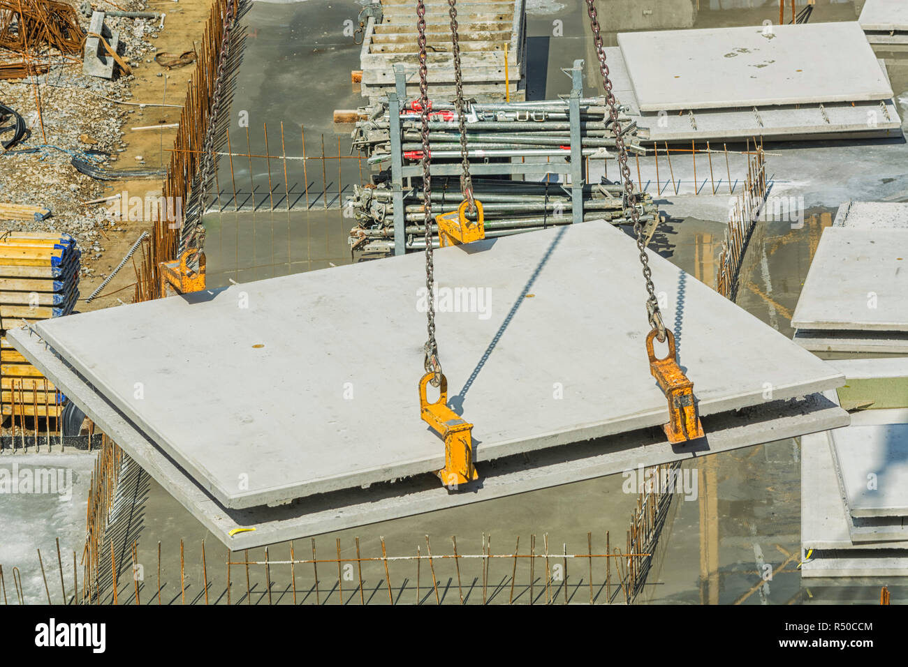 Casa de construcción con muros prefabricados de hormigón Fotografía de  stock - Alamy