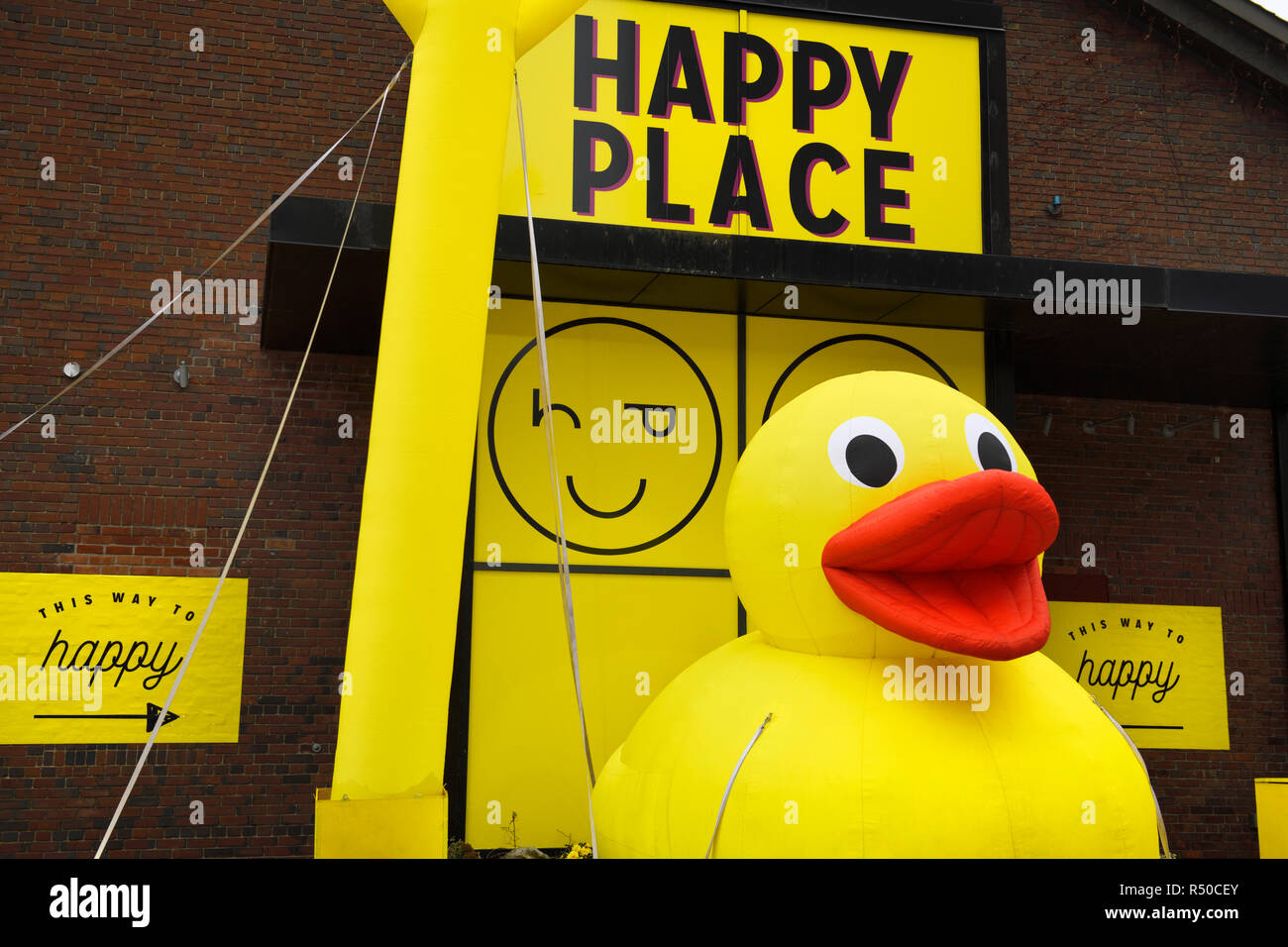 Inflables gigantes patito amarillo en lugar feliz pop-up instalación de arte interactivo en Toronto Harbourfront Centre Foto de stock