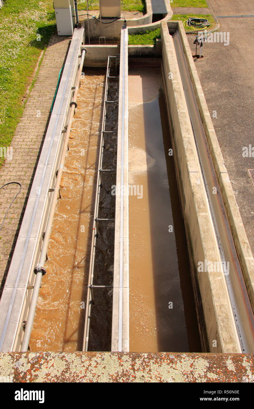 Arena ventilada y trampa de grasa en la entrada de una planta de