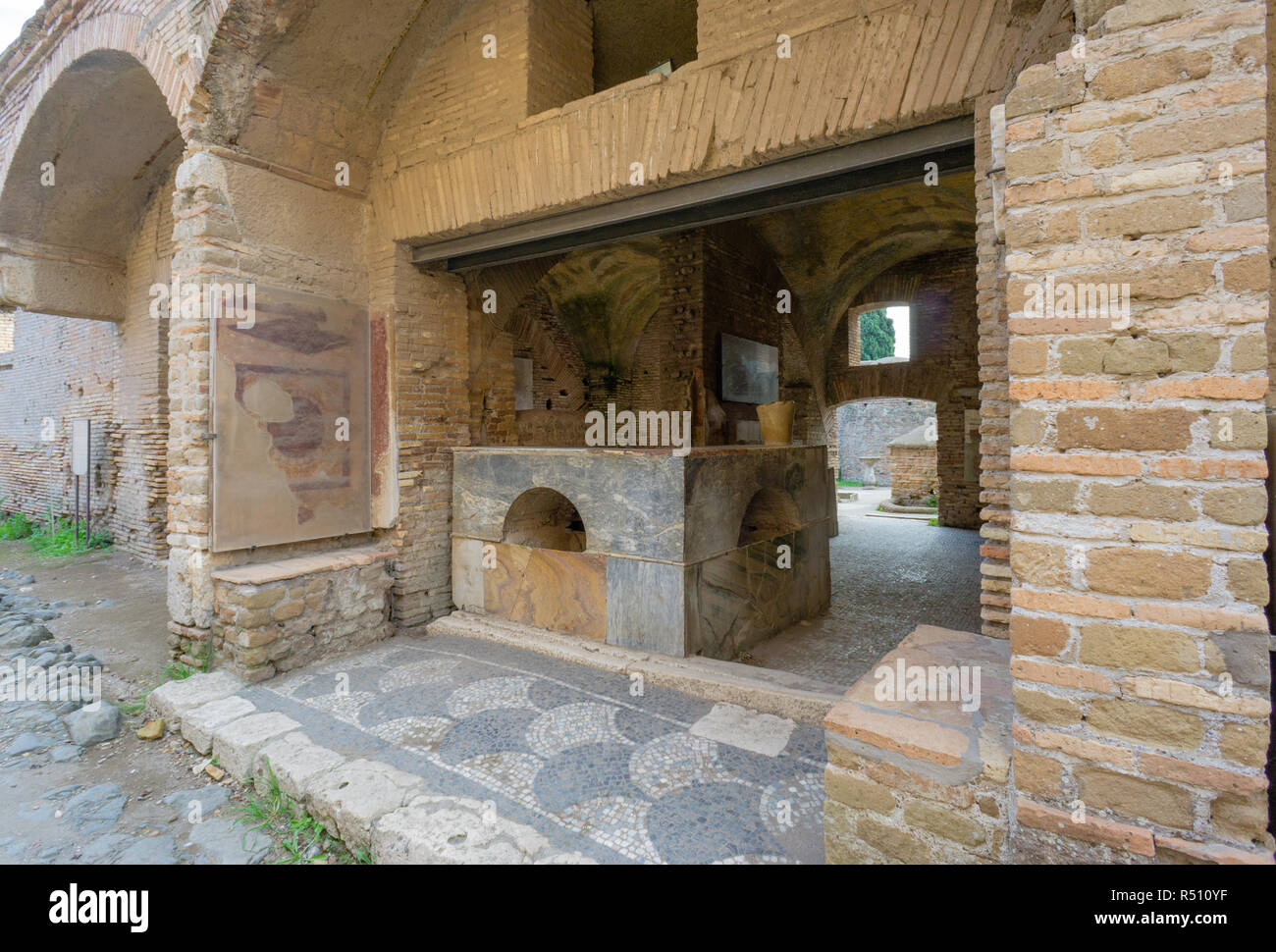 Ostia Antica, en Roma, Italia. Exterior del Caseggiato del Termopolio: un antiguo bar-restaurante de la Roma imperial Foto de stock