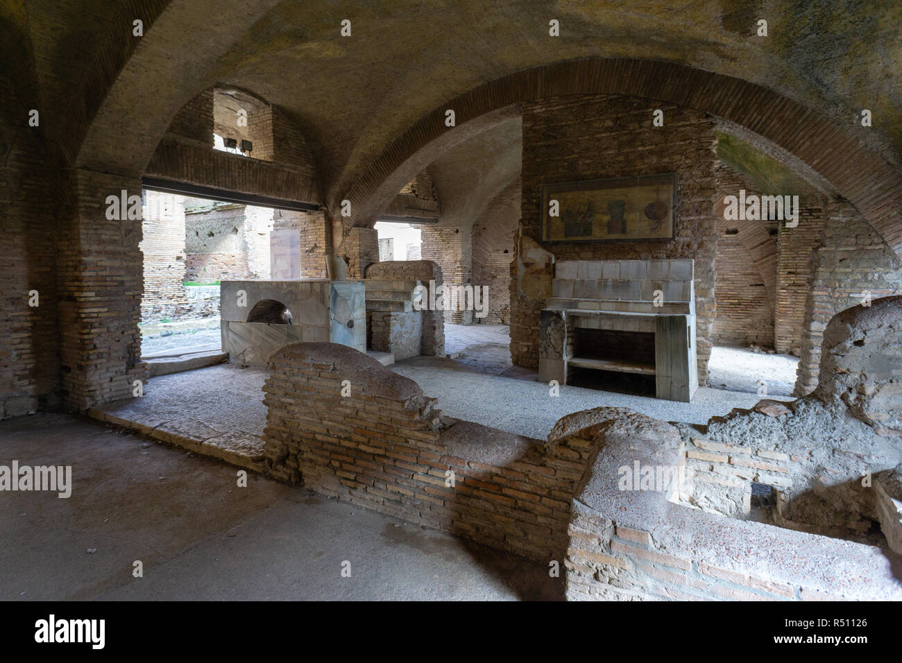 Ostia Antica, en Roma, Italia. Interior del Caseggiato del Termopolio: un antiguo bar-restaurante de la Roma imperial Foto de stock