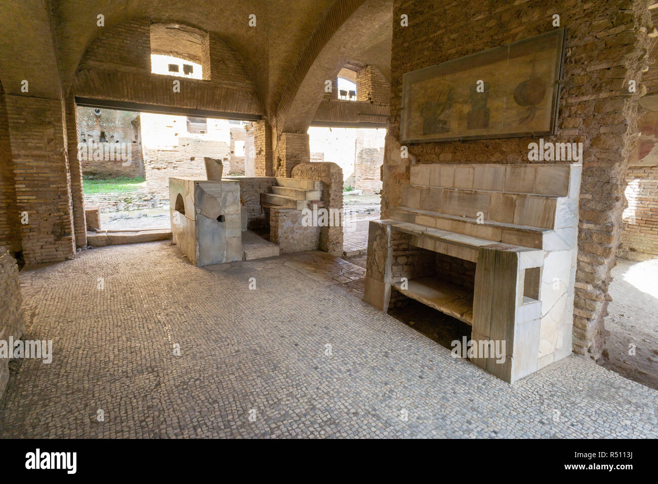 Ostia Antica, en Roma, Italia. Interior del Caseggiato del Termopolio: un antiguo bar-restaurante de la Roma imperial Foto de stock