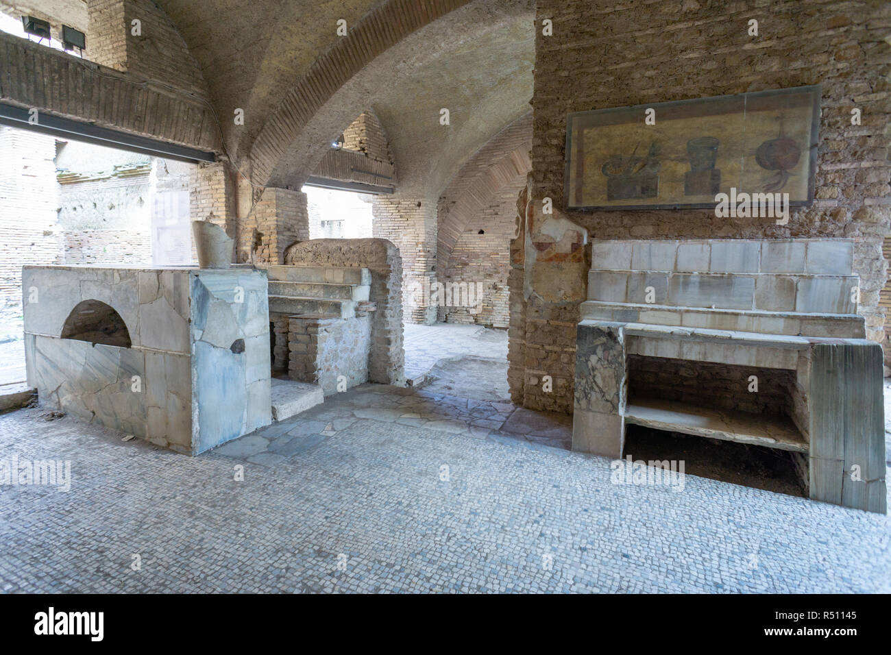 Ostia Antica, en Roma, Italia. Interior del Caseggiato del Termopolio: un antiguo bar-restaurante de la Roma imperial Foto de stock