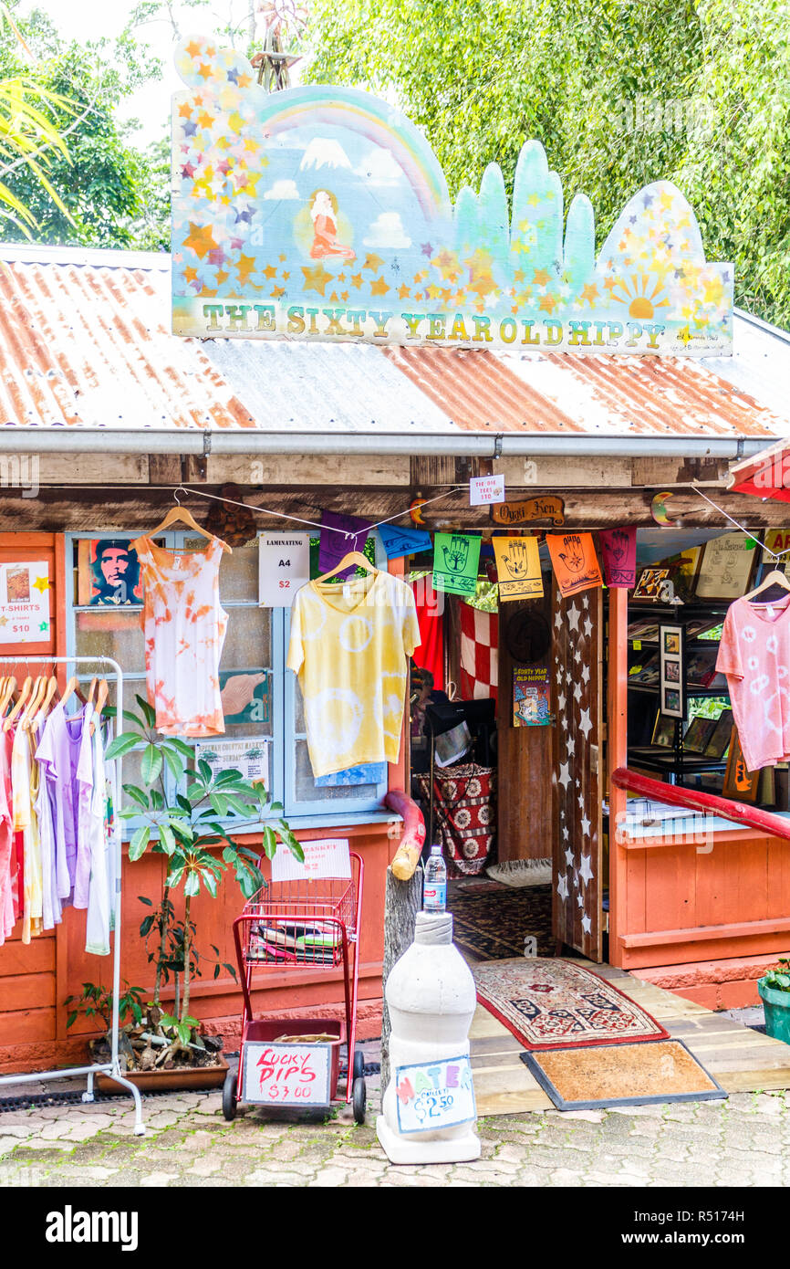 Kuranda, Australia - 3 junio 2015: Tienda de venta de ropa hippie. Está  situado en un complejo comercial Fotografía de stock - Alamy