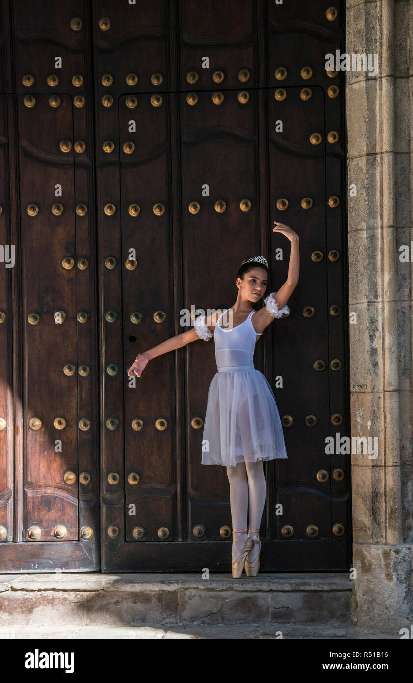 Vestido de bailarina blanca fotografías e imágenes de alta