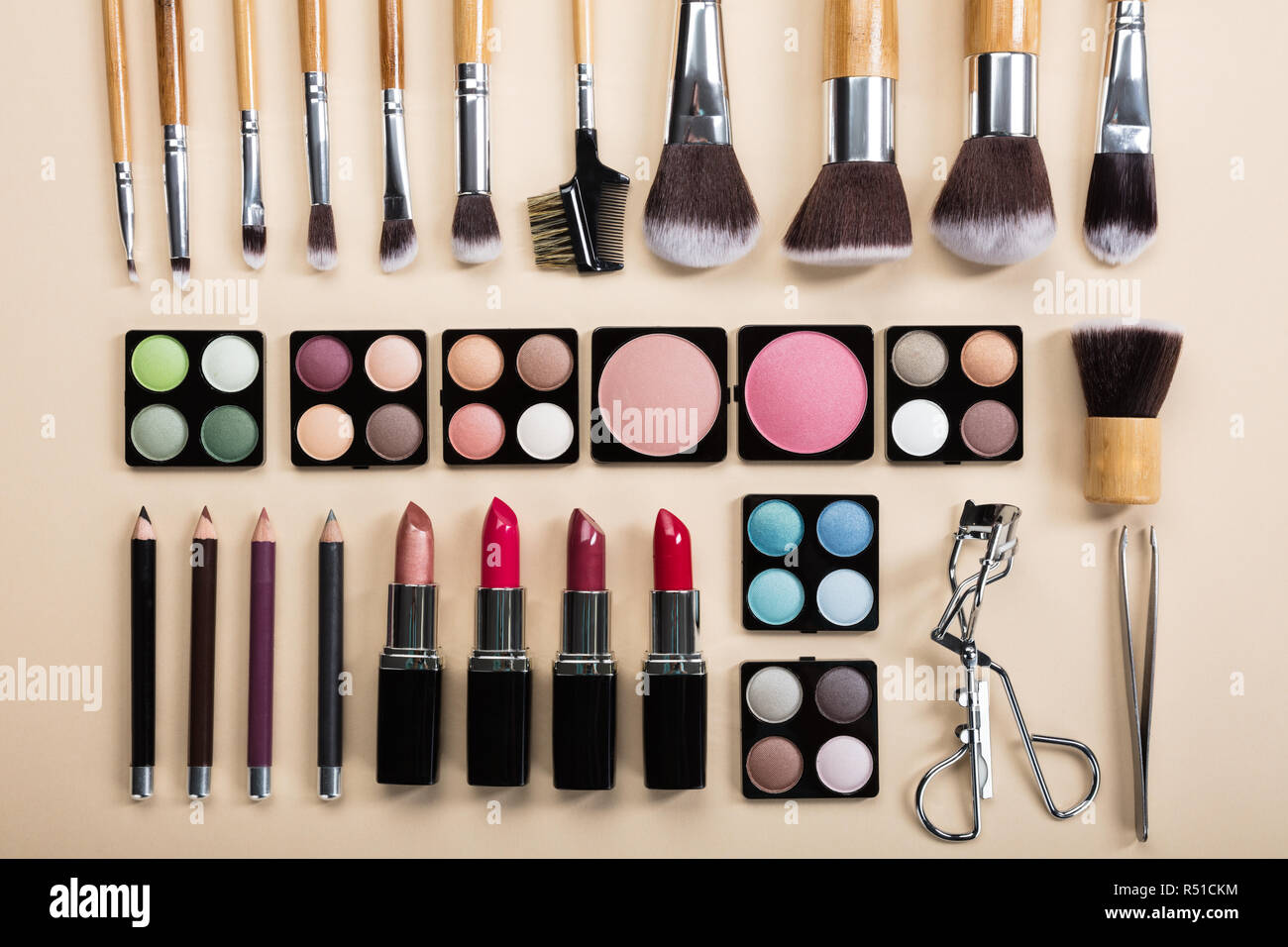 Varios tipos de brochas de maquillaje y productos de maquillaje Fotografía  de stock - Alamy