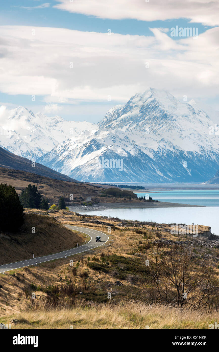 Nueva Zelanda la autopista, el coche va a Mt Cook, el Lago Pukaki ver Foto de stock