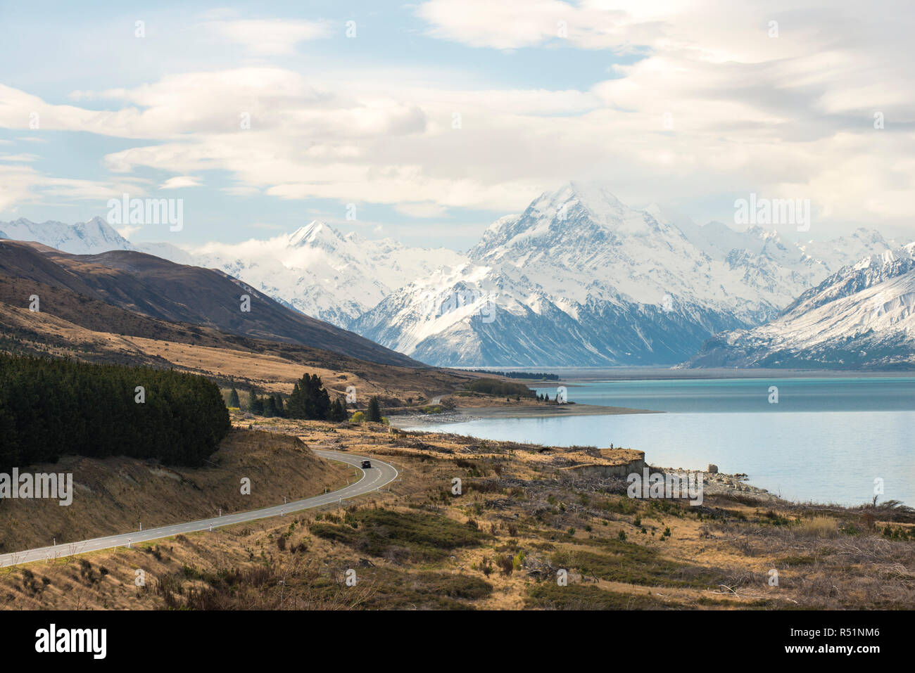 Nueva Zelanda la autopista, el coche va a Mt Cook, el Lago Pukaki ver Foto de stock