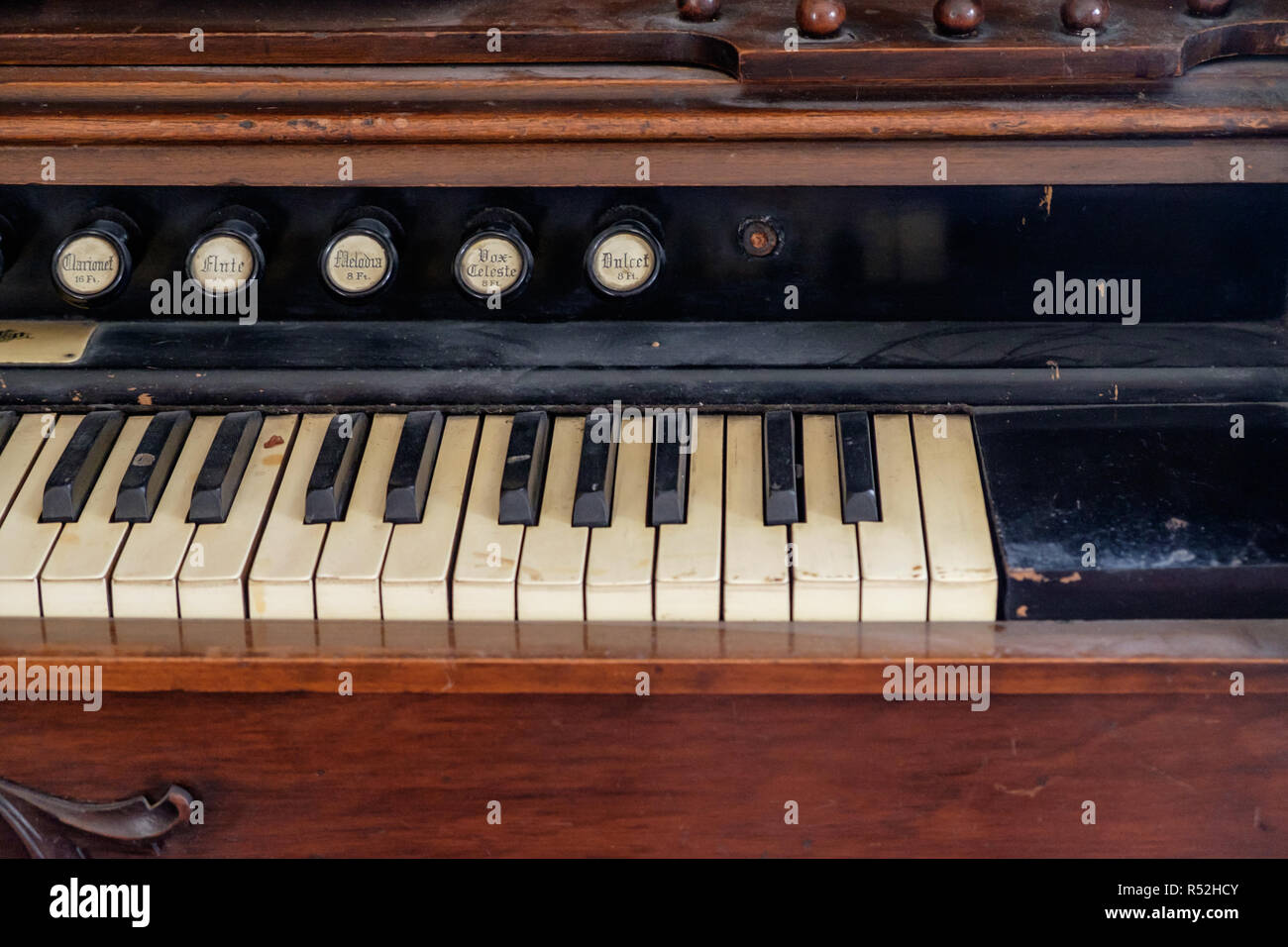Cerca del antiguo órgano de la bomba con el sonido de los botones y el teclado del piano. Interior del hogar tejano, Castaños Square Historic Village, McKinney, Texas. Foto de stock