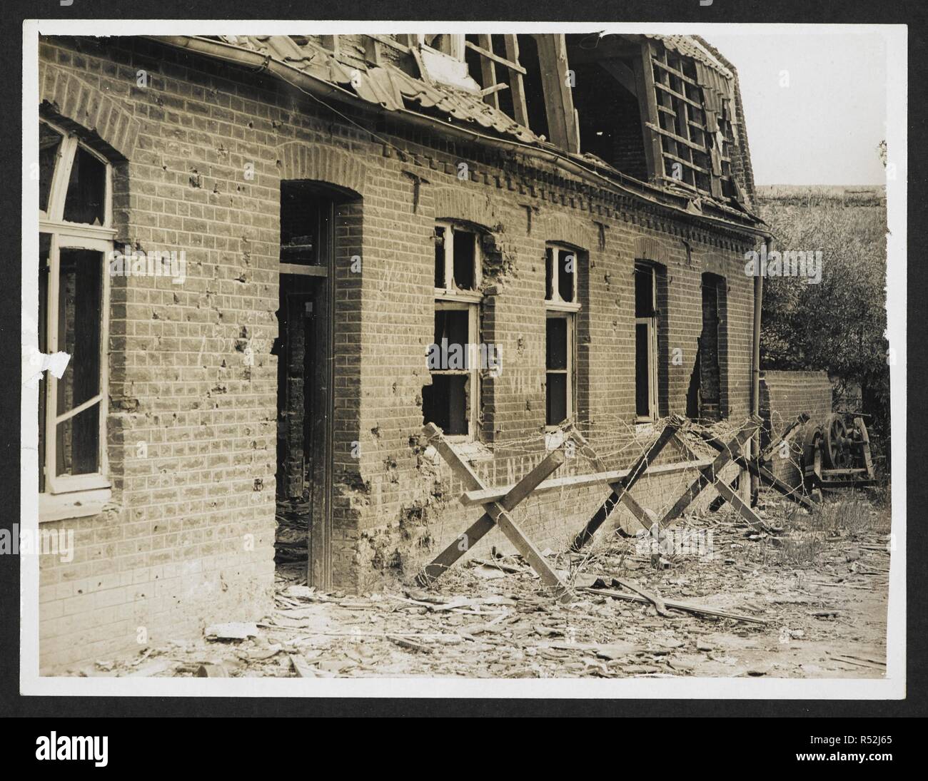 Casa En Ruinas Con Alambre De Puas Richebourg Francia El 6 De Agosto De 1915 Registro Del Ejercito Indio En Europa Durante La Primera Guerra Mundial Siglo Xx El 6 De Agosto