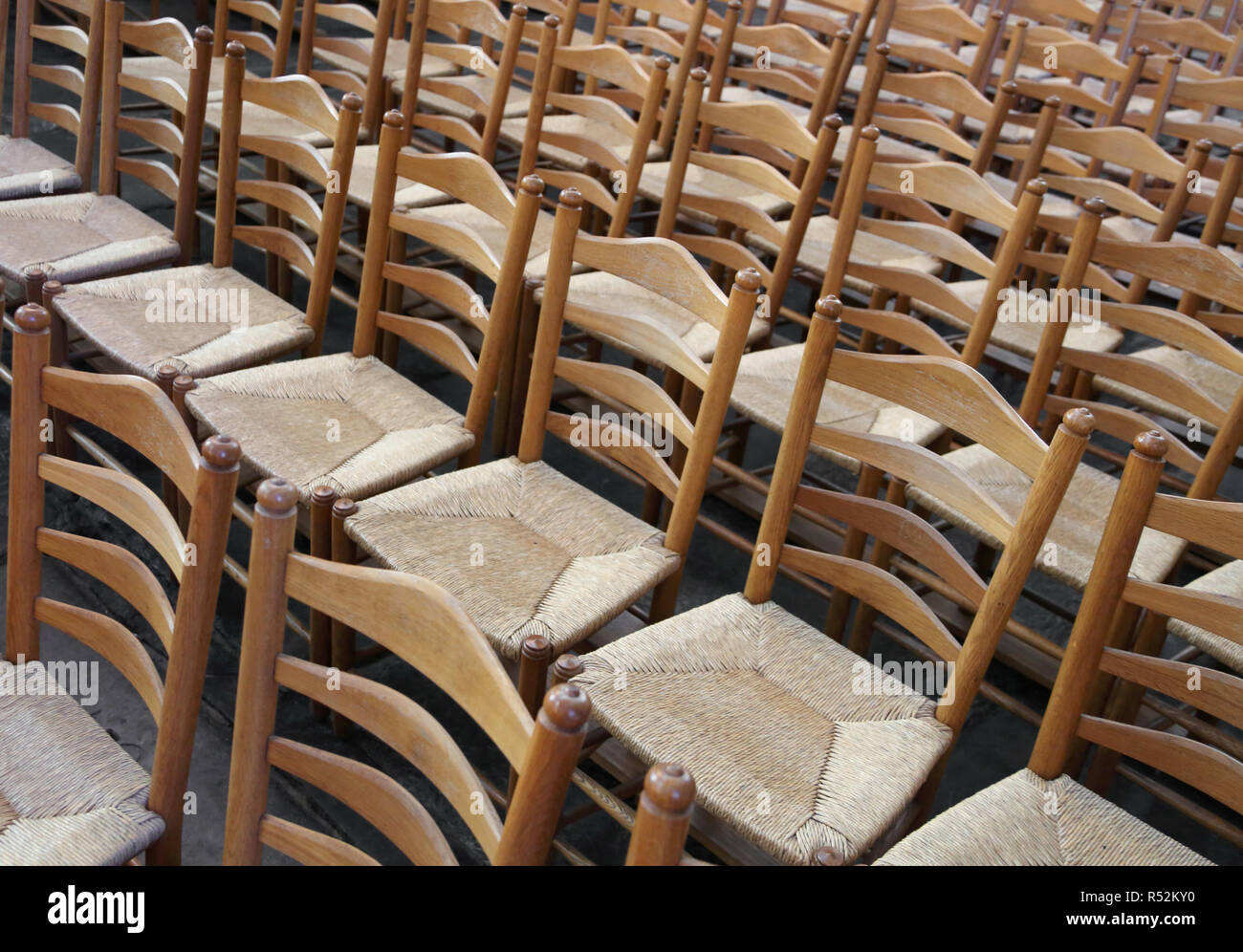 Sillas de madera con asiento de paja antes de comenzar la feria Fotografía  de stock - Alamy