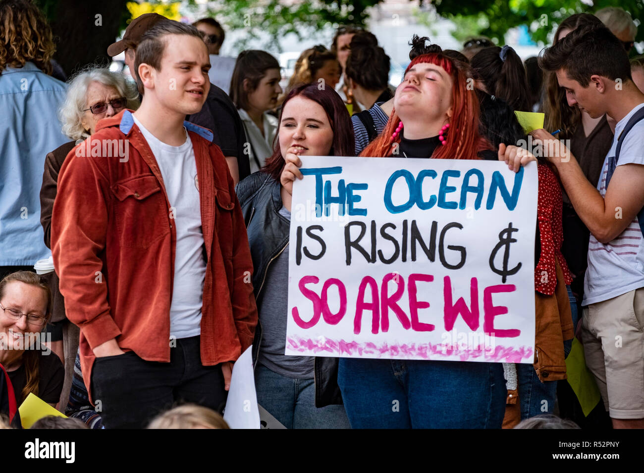 Alrededor de 1000 estudiantes reunidos hoy 29 de noviembre de 2018 delante de la Casa del Parlamento en Hobart, Tasmania para exigir la acción gubernamental sobre el calentamiento global y el cambio climático. Foto de stock
