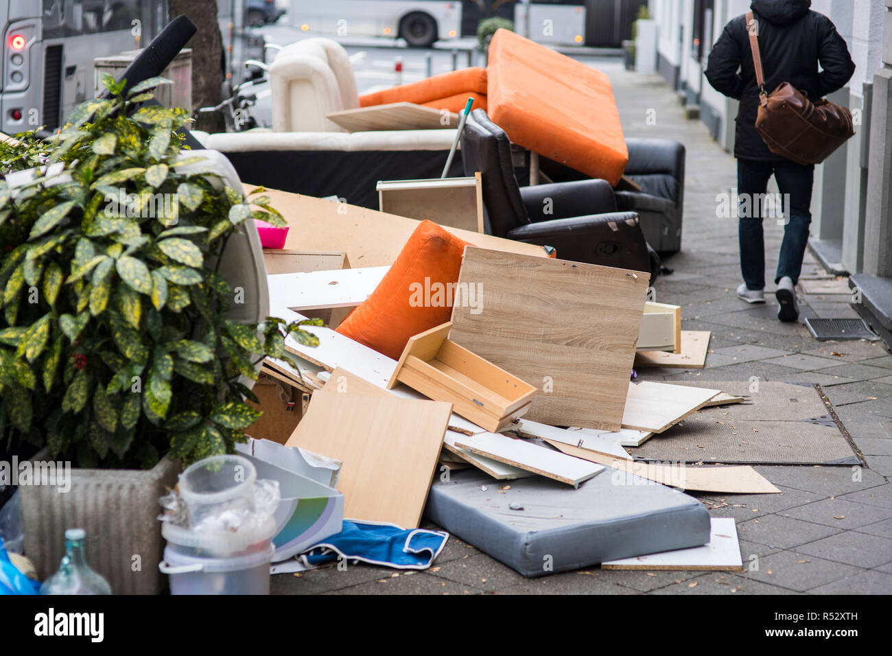 Contenedores de reciclaje y residuos en la ciudad alemana de Dusseldorf. Foto de stock