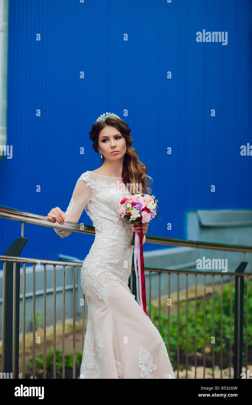 Novia Elegante Con Flores De La Boda Bouquet Mujer Atractiva En Traje De Novia Joven En