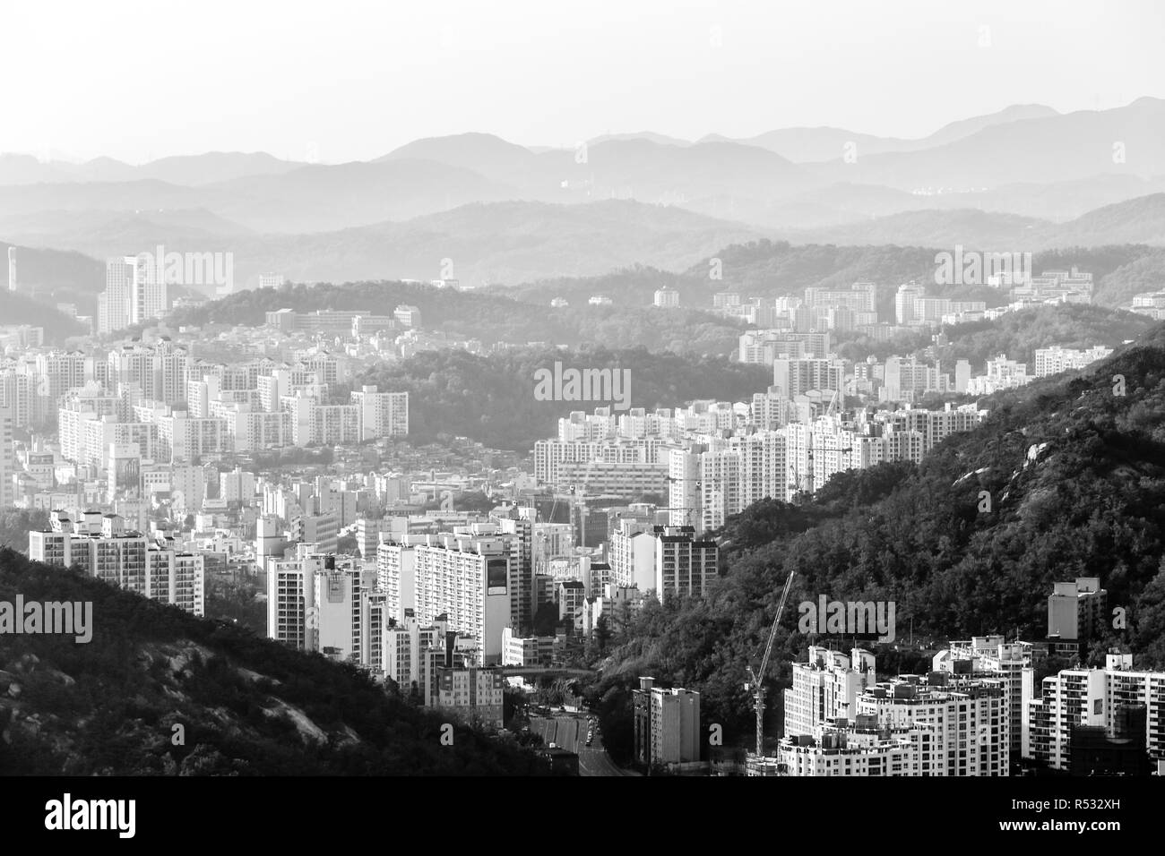 Hermosa vista en blanco y negro de Seúl desde el Asan montaña. Corea del Sur Foto de stock