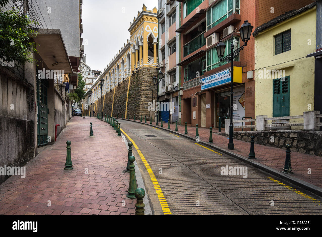 Street, en el centro histórico de Macao con los moriscos el cuartel en la derecha, construido en el siglo XIX para acomodar el regimiento de portugués. Macao, enero de 2018 Foto de stock