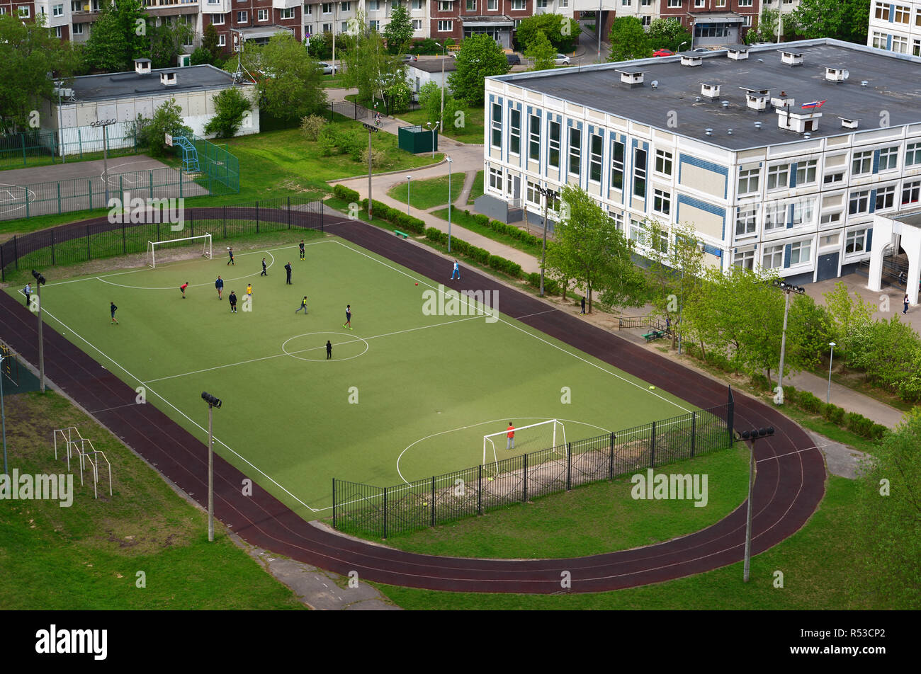 Moscú, Rusia -el 15 de mayo. 2018. Ciudad paisaje con la escuela y campo de fútbol Foto de stock