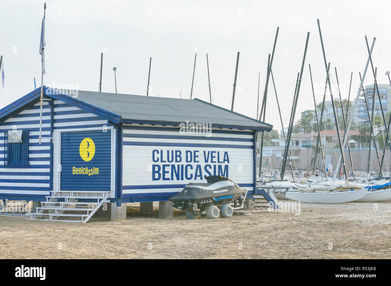 Edificio de la escuela de vela y motos acuáticas, en la localidad turística  de Benicassim (Castellón - España). Luz suave al atardecer momento  Fotografía de stock - Alamy