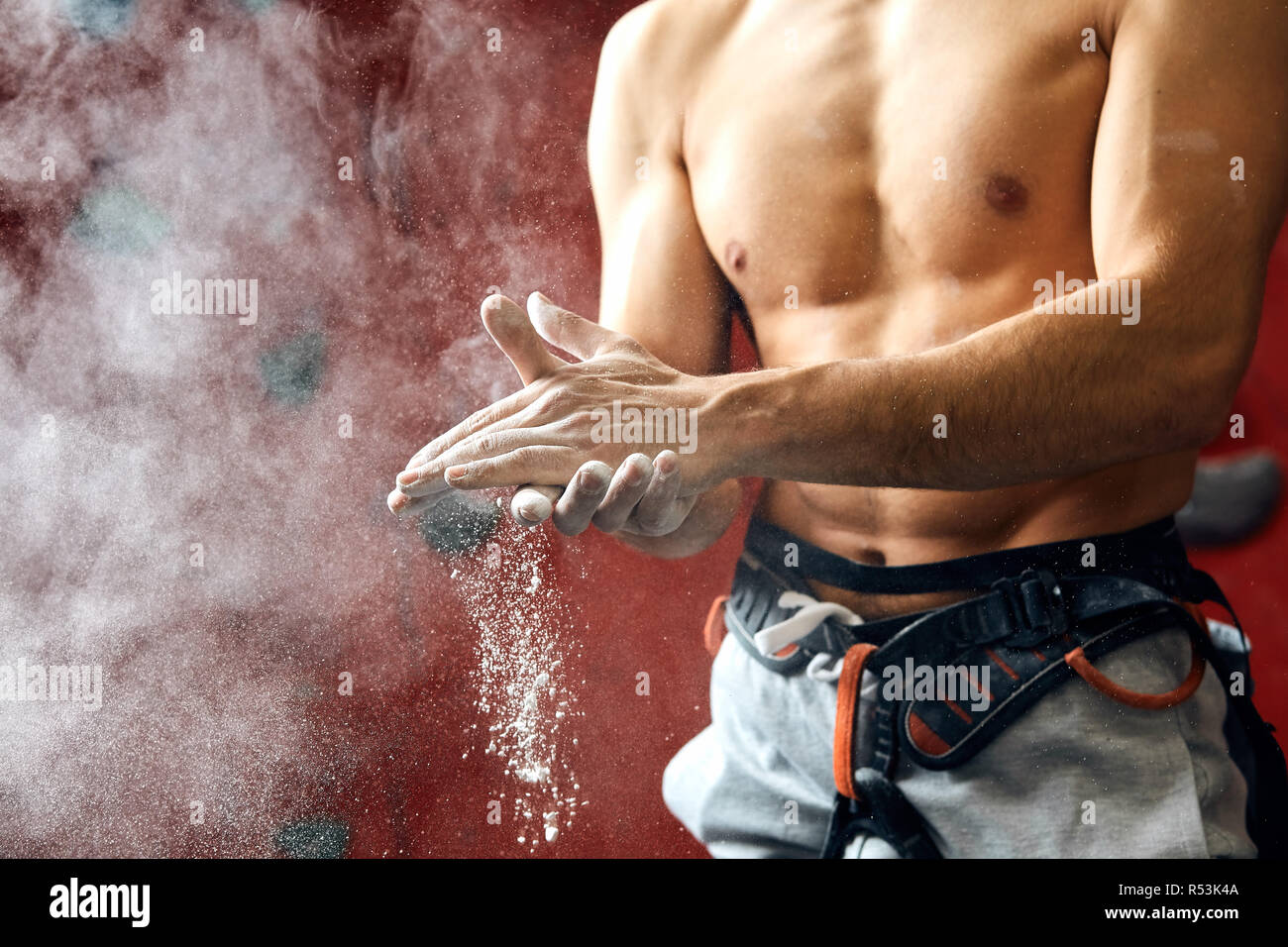 Revestimiento de hombre sus manos en polvo de magnesio tiza preparando para  escalar, motion Fotografía de stock - Alamy