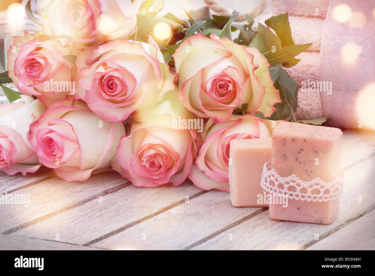 Spa bodegón con jabones artesanales y rosas Foto de stock