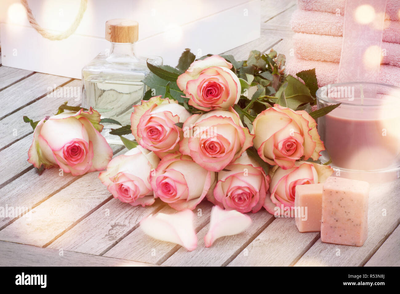 Spa productos artesanales jabones aromáticos y rosas Foto de stock