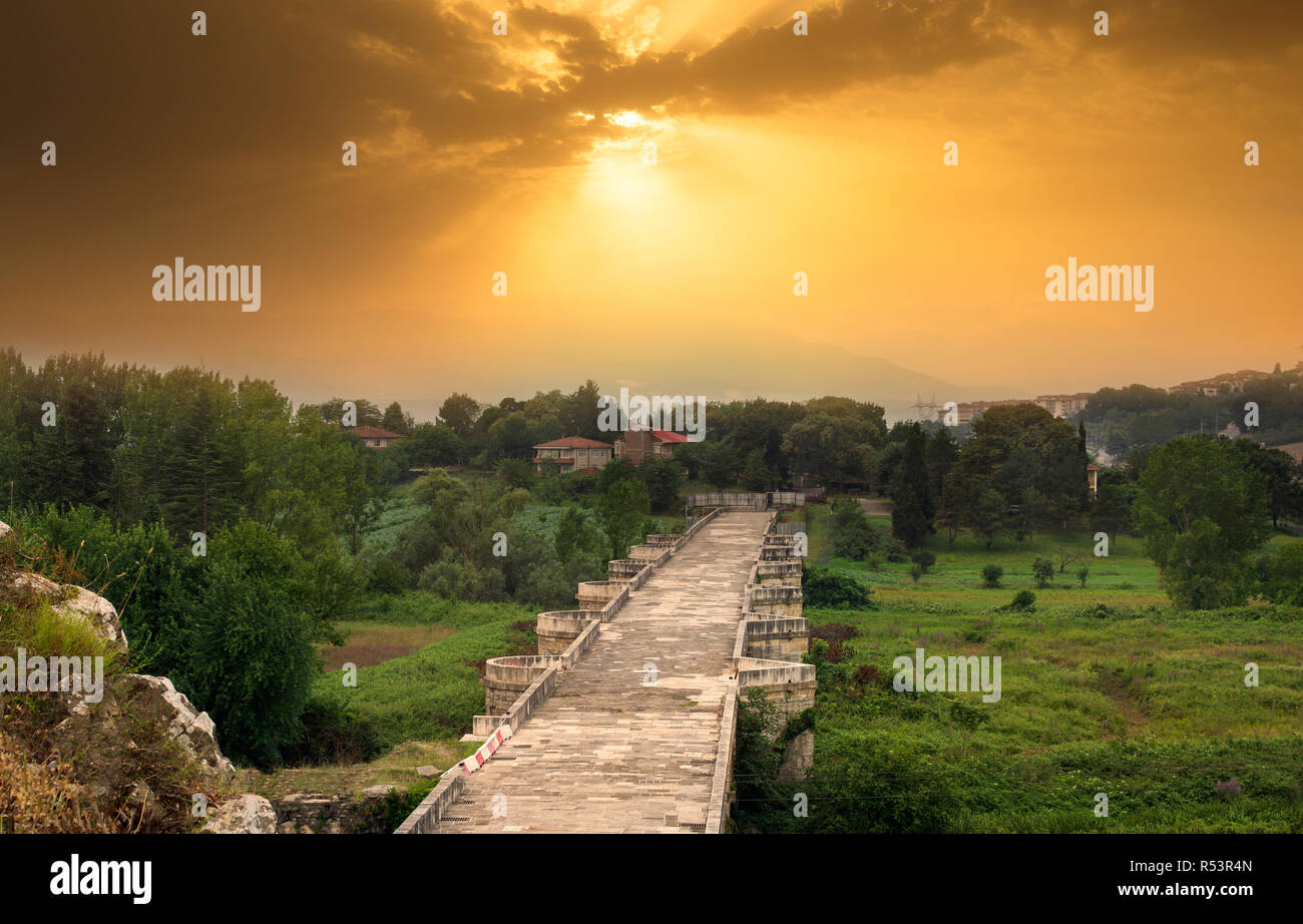 Atardecer en Justinianus bridge ( turco; Beşköprü ) Sakarya Provenza - Turquía Foto de stock