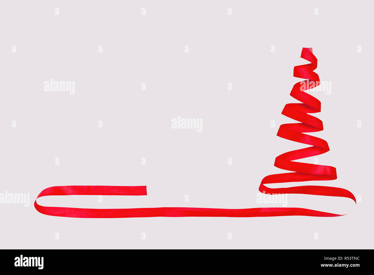 Concepto con el árbol de Navidad de forma abstracta representada sobre fondo blanco. Foto de stock