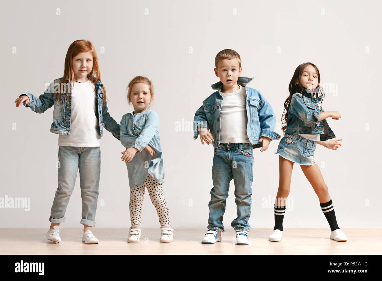 Ropa De Niño, El Concepto De La Moda Infantil. Tendido Plano Ropa Para Niños.  Vista Superior De La Moda Mirada De Moda De Ropa De Niño. Aislante En  Blanco Fotos, retratos, imágenes