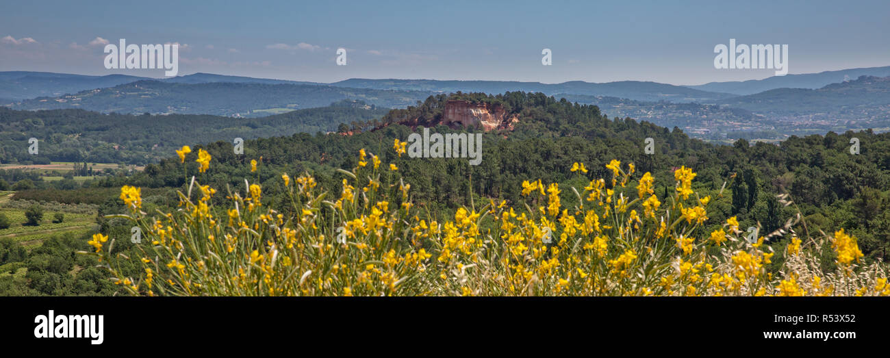 Las colinas de la Provenza. Vista de los cerros ocres, Rosellón, Provence Luberon, Vaucluse, Francia Foto de stock